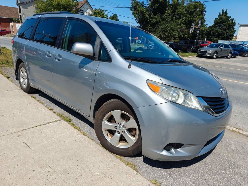 2013 Toyota Sienna LE 8 Passenger